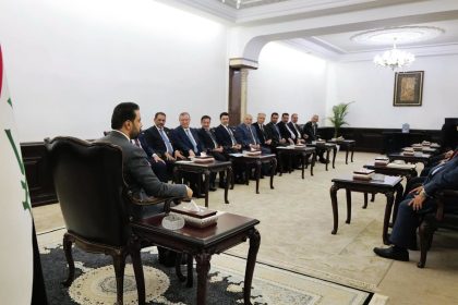 الزيدي يؤكد حرص الحكومة على توفير البيئة الاستثمارية الآمنة