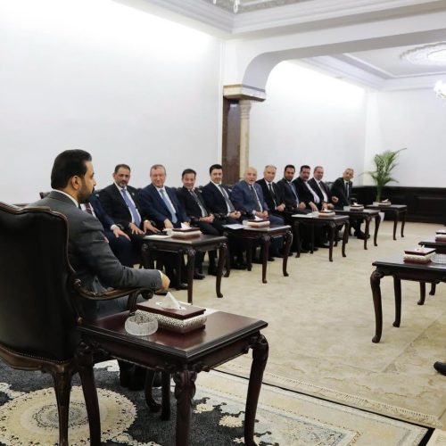 الزيدي يؤكد حرص الحكومة على توفير البيئة الاستثمارية الآمنة