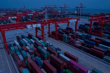 إيران تعلن استئناف الشحن المباشر للبضائع من الإمارات