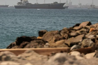 "بلومبرغ": دول الخليج قد تسمح بفرض رسوم عبور لمضيق هرمز