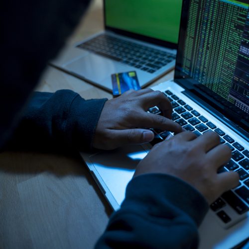 الإمارات تعلن التصدي لهجمات سيبرانية "متطورة" استهدفت قطاع المال