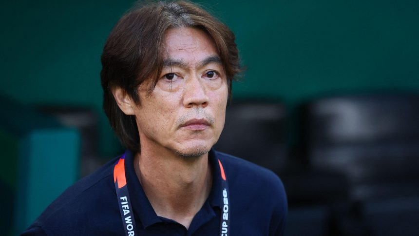هرب إلى أمريكا.. مدرب منتخب كوريا الجنوبية يتلقى تهديدات بالقتل بعد الإقصاء المبكر من المونديال