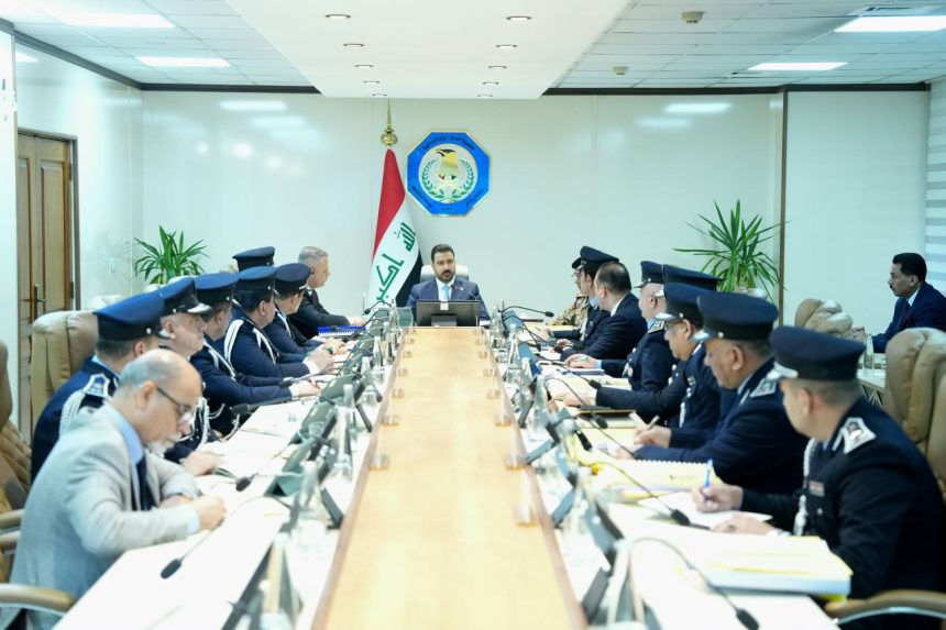 الزيدي يجري زيارة إلى الداخلية ويصادق على ملف ترقية عدد من ضباط الوزارة