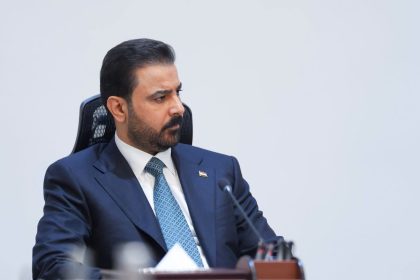 الزيدي يوجه بتعطيل الدوام الرسمي ليوم غد الأربعاء تزامناً مع مراسم تشييع المرشد الإيراني السابق