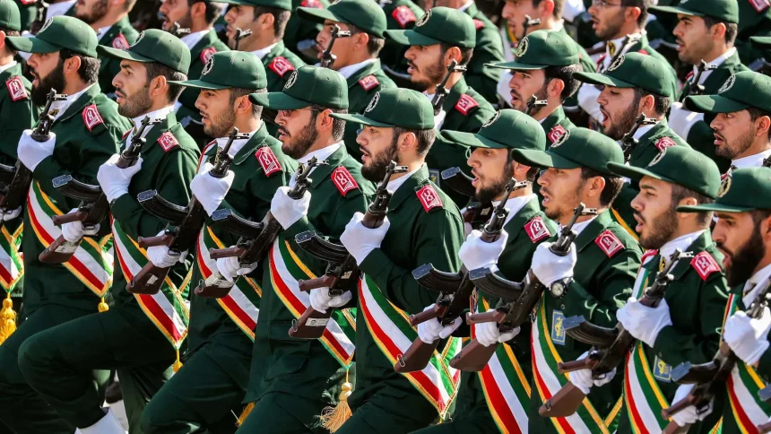 الحرس الثوري يعلن مقتل أحد عناصره بالهجوم الأمريكي