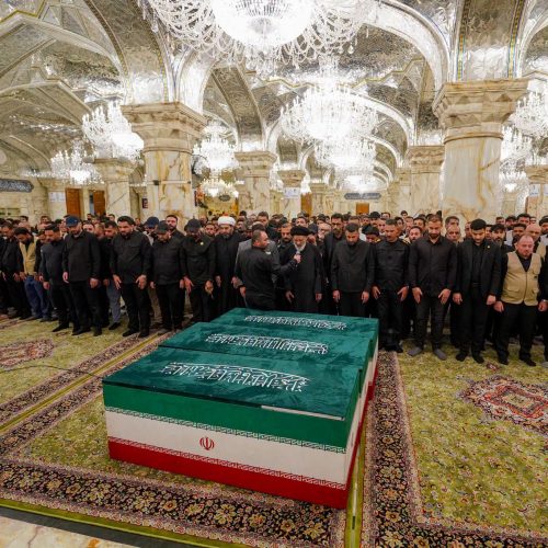 إقامة صلاة الجنازة على نعش المرشد الإيراني السابق علي الخامنئي في مرقد الإمام علي (ع)
