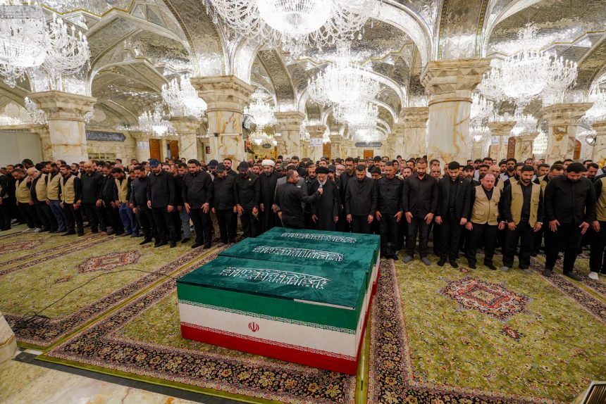 إقامة صلاة الجنازة على نعش المرشد الإيراني السابق علي الخامنئي في مرقد الإمام علي (ع)