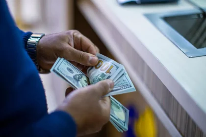 البنك المركزي: تحديد سقف الحصة النقدية للمسافر البالغ بمبلغ (2000) دولار شهرياً بدلاً من (3000)
