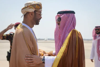 وزير الخارجية السعودي يصل مسقط لإجراء مباحثات موسعة مع نظيره العماني