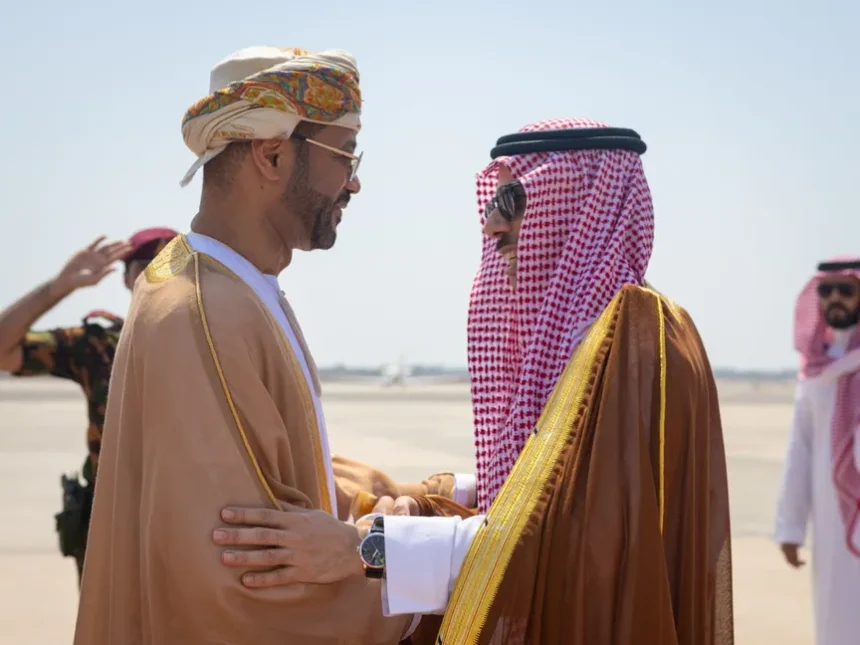 وزير الخارجية السعودي يصل مسقط لإجراء مباحثات موسعة مع نظيره العماني