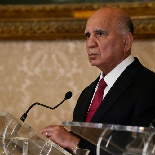 وزير الخارجية يتوجه الى الكويت برفقة وفد رفيع المستوى في زيارة رسمية
