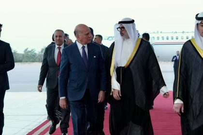 وزير الخارجية يصل إلى الكويت في زيارة رسمية