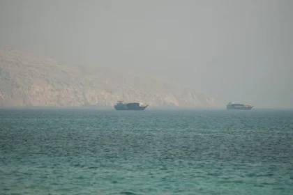 "بلومبرغ": تباطؤ حركة الملاحة في مضيق هرمز