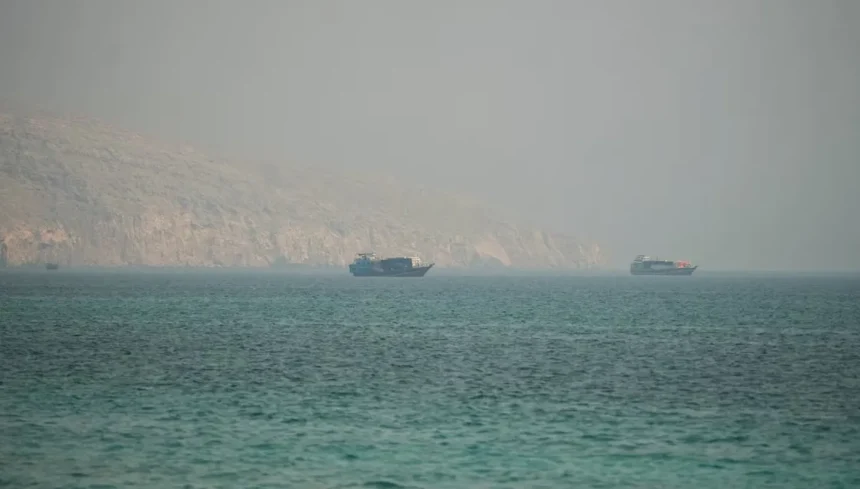 "بلومبرغ": تباطؤ حركة الملاحة في مضيق هرمز
