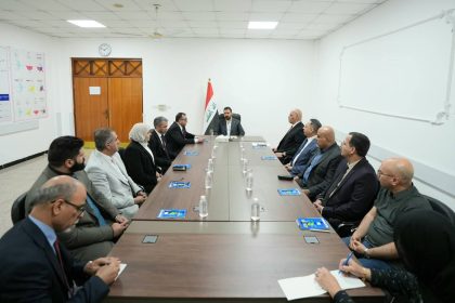 الزيدي يؤكد اهتمام الحكومة بتطوير القطاع الصحي ويوجه بأن يكون شعار المرحلة “الصحة أولاً”