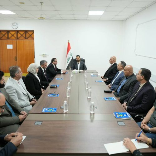 الزيدي يؤكد اهتمام الحكومة بتطوير القطاع الصحي ويوجه بأن يكون شعار المرحلة “الصحة أولاً”