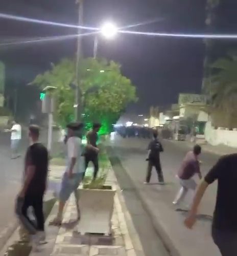 بالمياه والدخانيات.. مكافحة الشغب تفرق متظاهرين حاولوا إغلاق مجلس محافظة واسط بسبب سوء الخدمات