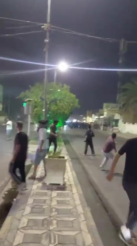 بالمياه والدخانيات.. مكافحة الشغب تفرق متظاهرين حاولوا إغلاق مجلس محافظة واسط بسبب سوء الخدمات