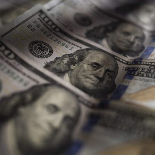 انخفاض أسعار الصرف في الأسواق المحلية: 154,250 ديناراً مقابل كل 100 دولار