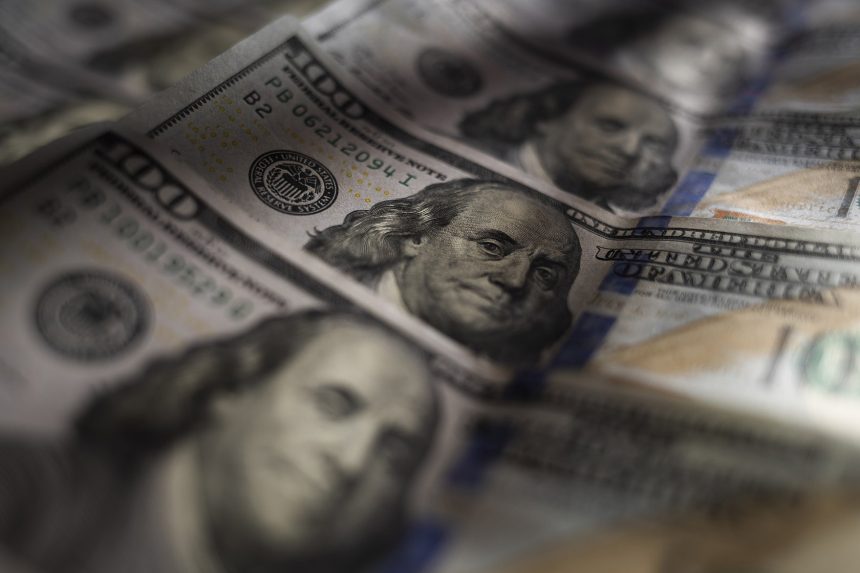 انخفاض أسعار الصرف في الأسواق المحلية: 154,250 ديناراً مقابل كل 100 دولار