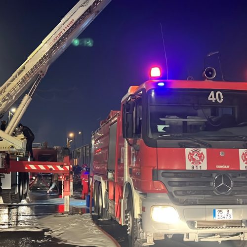 الدفاع المدني: إخماد حريق في 3 معارض للسيارات بمنطقة الحبيبة ببغداد