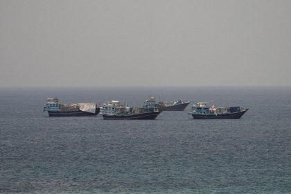 ‏أكسيوس: إيران وعُمان تناقشان بيانا محتملا بفتح الممر الأوسط في مضيق هرمز أمام السفن