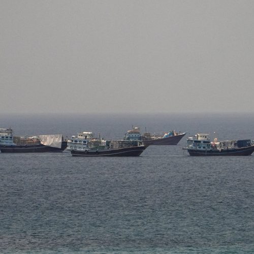 ‏أكسيوس: إيران وعُمان تناقشان بيانا محتملا بفتح الممر الأوسط في مضيق هرمز أمام السفن