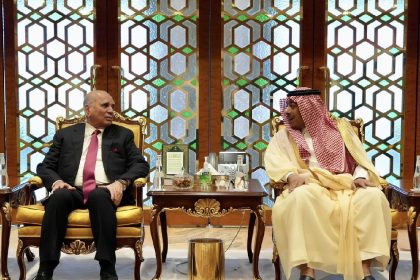 وزير الخارجية يصل إلى السعودية في زيارة رسمية