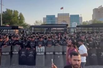تظاهرة أمام القنصلية الكويتية في البصرة احتجاجاً على مقتل صياد عراقي واعتقال آخرين