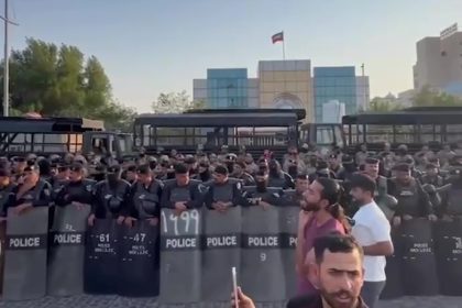 تظاهرة أمام القنصلية الكويتية في البصرة احتجاجاً على مقتل صياد عراقي واعتقال آخرين