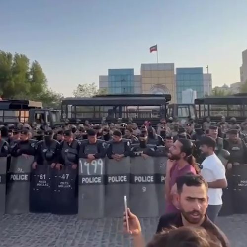 تظاهرة أمام القنصلية الكويتية في البصرة احتجاجاً على مقتل صياد عراقي واعتقال آخرين