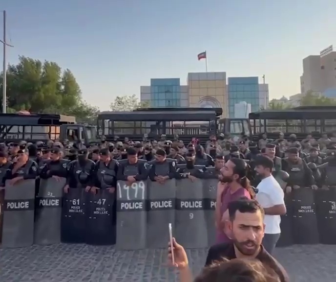 تظاهرة أمام القنصلية الكويتية في البصرة احتجاجاً على مقتل صياد عراقي واعتقال آخرين