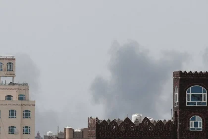 الدفاع اليمنية: استهدفنا مدرج مطار صنعاء لمنع الطائرة الإيرانية من الهبوط في الأرض اليمنية