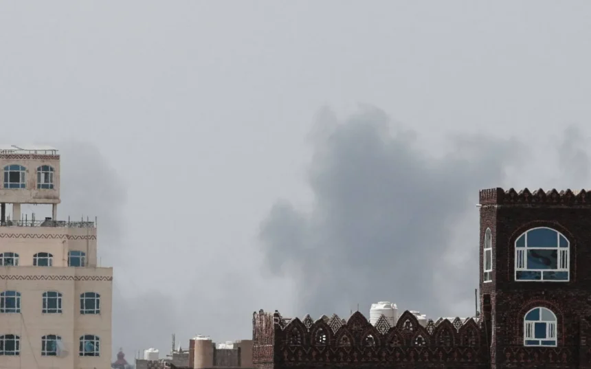 الدفاع اليمنية: استهدفنا مدرج مطار صنعاء لمنع الطائرة الإيرانية من الهبوط في الأرض اليمنية
