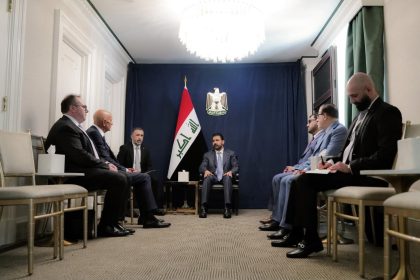 الزيدي وتوم باراك يؤكدان أهمية دعم الجهود الرامية إلى تعزيز الأمن والاستقرار بالمنطقة
