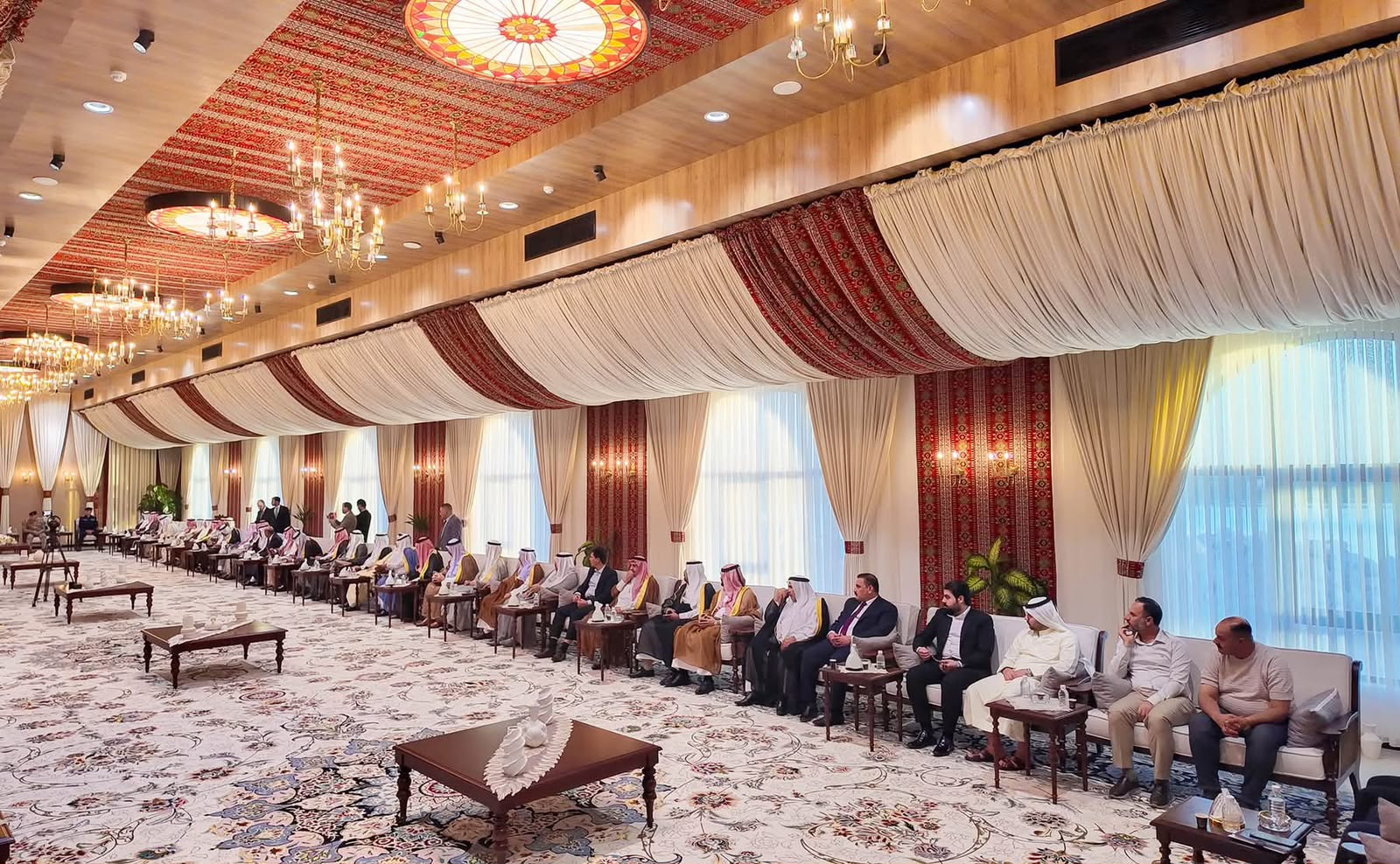 محافظ الأنبار يرعى اجتماعاً لشيوخ العشائر وعلماء الدين ويؤكد دعم مؤسسات الدولة وترسيخ سيادة القانون