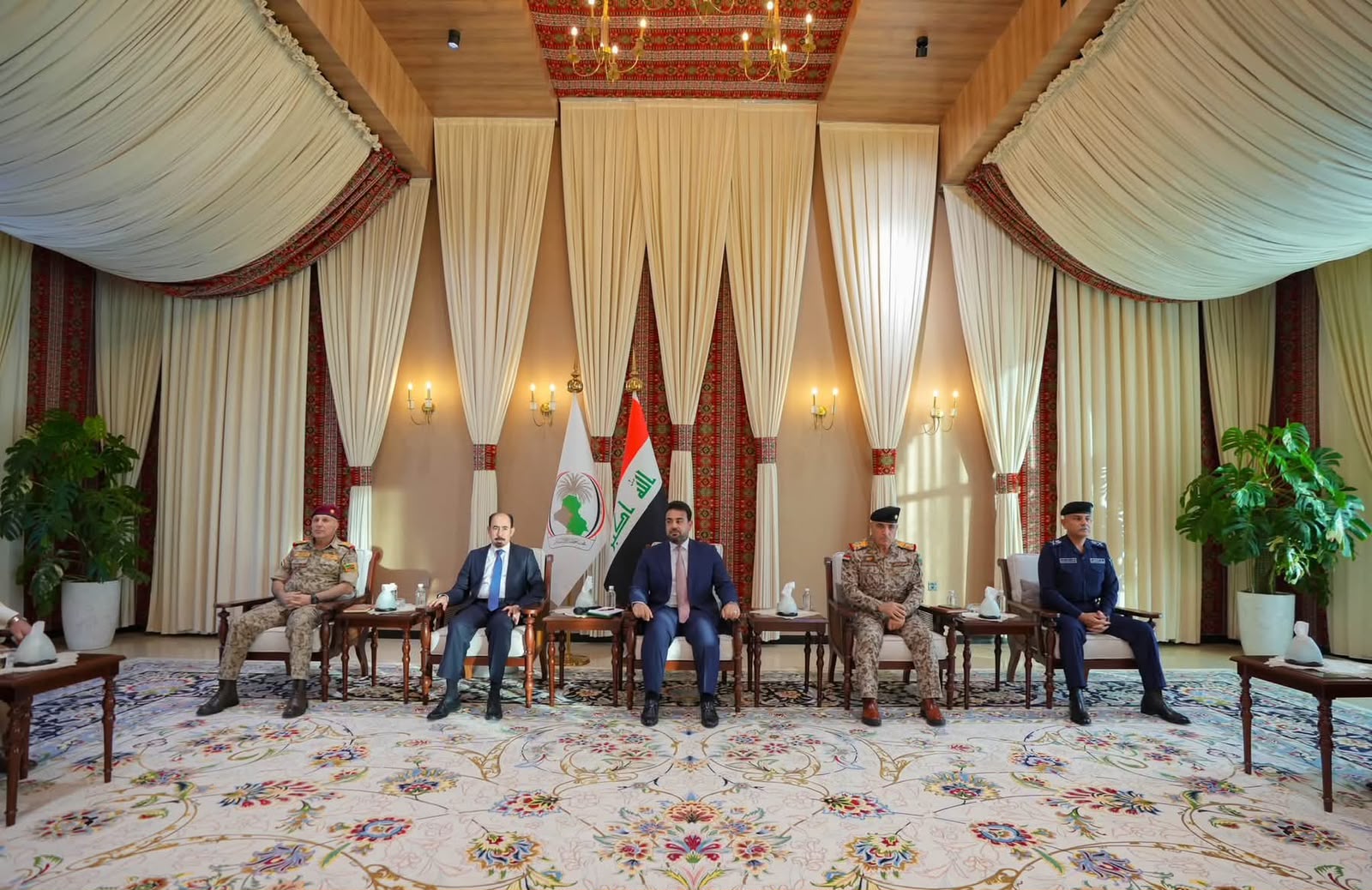 محافظ الأنبار يرعى اجتماعاً لشيوخ العشائر وعلماء الدين ويؤكد دعم مؤسسات الدولة وترسيخ سيادة القانون