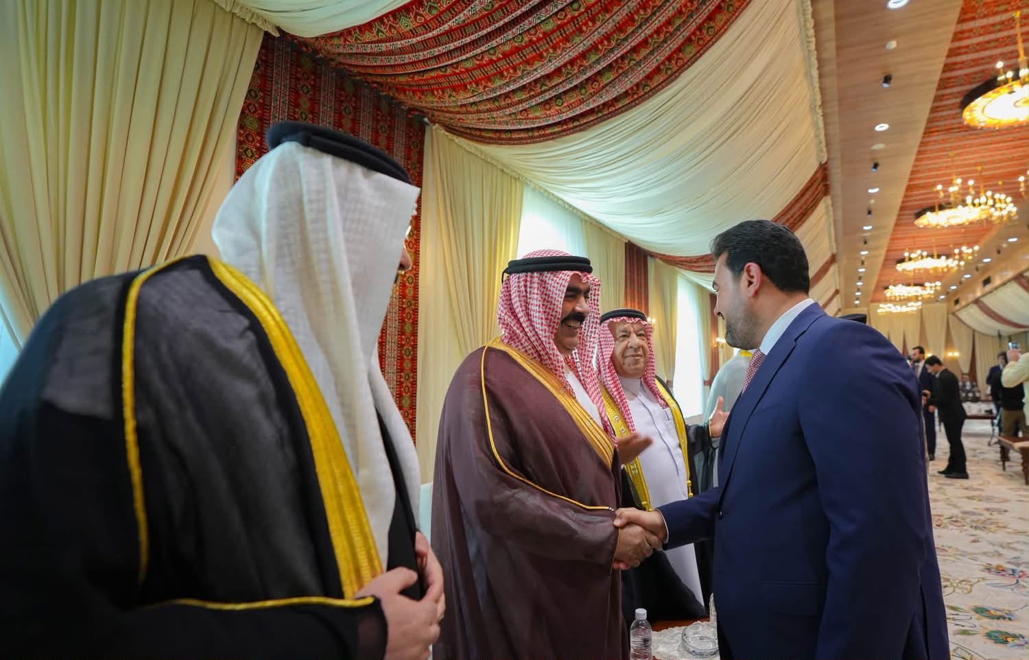 محافظ الأنبار يرعى اجتماعاً لشيوخ العشائر وعلماء الدين ويؤكد دعم مؤسسات الدولة وترسيخ سيادة القانون