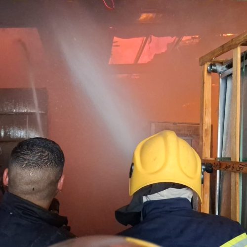 الدفاع المدني تكافح حريقاً اندلع داخل مخزن في الكرادة وسط بغداد