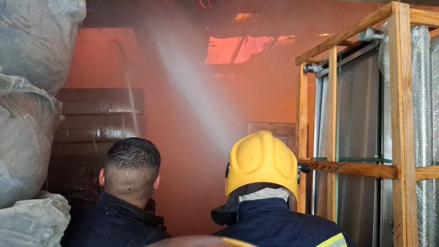 الدفاع المدني تكافح حريقاً اندلع داخل مخزن في الكرادة وسط بغداد