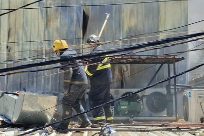 الدفاع المدني يخمد حريقاً في الكرادة ويؤكد: البناية مخالفة لشروط السلامة