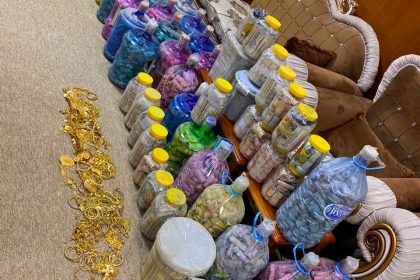 العثور على 25 عبوة ماء تحوي مبالغ بالدولار داخل منزل تابع للمتهم عدنان الجميلي في تكريت