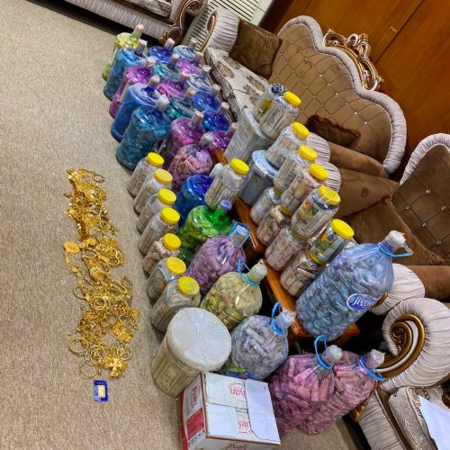 العثور على 25 عبوة ماء تحوي مبالغ بالدولار داخل منزل تابع للمتهم عدنان الجميلي في تكريت