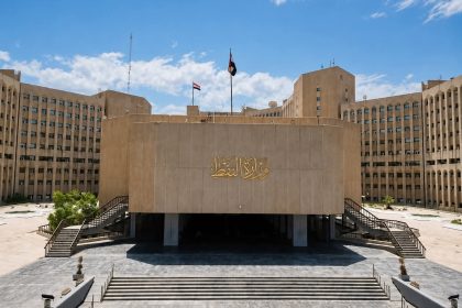 وزارة النفط: نحقق في سقوط جسم غريب على إحدى الناقلات وعمليات تحميل الخام مستمرة