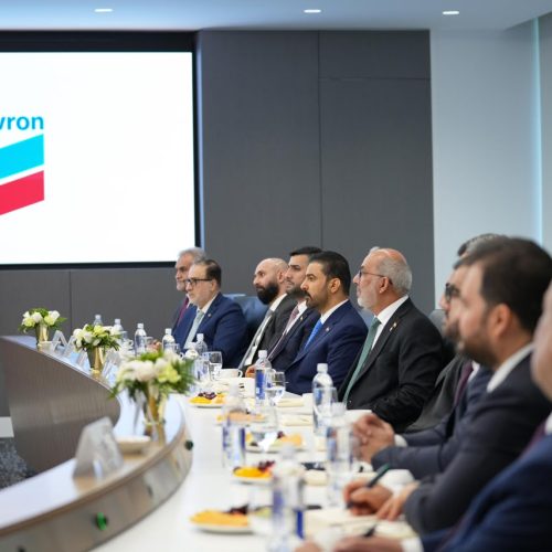 الزيدي يبحث مع شيفرون الأمريكية الاستثمار في المشتقات النفطية وتوسعة الانتاج وتعدد منافذ التصدير