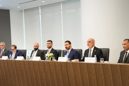 الزيدي يؤكد استعداد الحكومة لتهيئة الارض والموافقات لإنشاء مجمعات لتكرير النفط