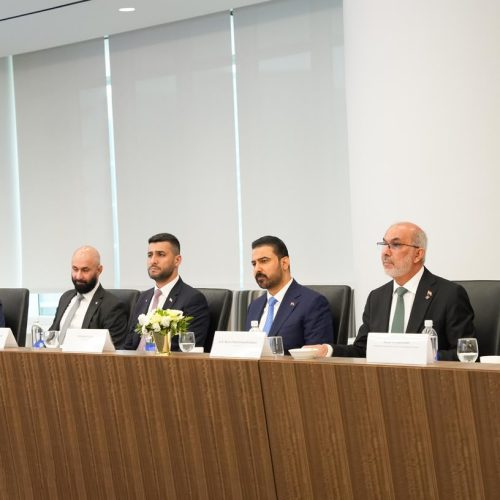 الزيدي يؤكد استعداد الحكومة لتهيئة الارض والموافقات لإنشاء مجمعات لتكرير النفط
