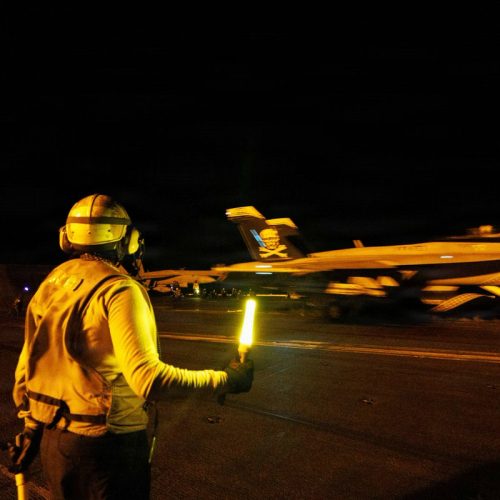 القيادة المركزية الأمريكية تعلن شن موجة جديدة من الضربات ضد إيران