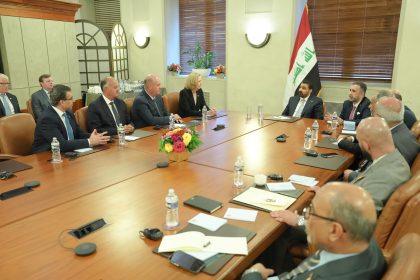 الزيدي يتفق مع شركة أمريكية على إطلاق العمل بتنفيذ مشروع المنصة العائمة للغاز بخور الزبير