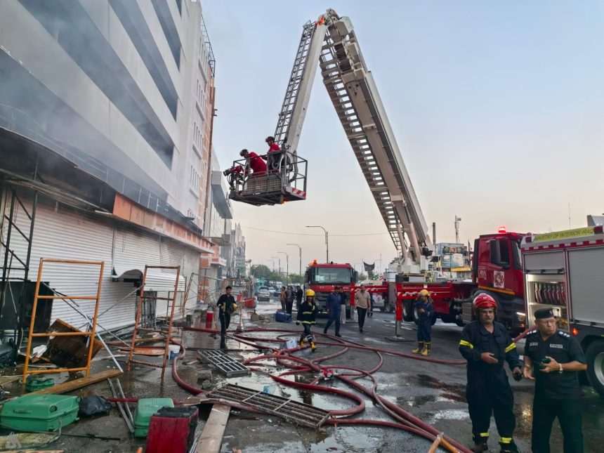 الدفاع المدني يسيطر على حريق مخزن للأدوات الاحتياطية في الكرادة وسط بغداد